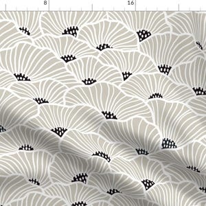 Könnte beinhalten: Ein nahtloses Muster mit einem sich wiederholenden Design aus stilisierten Blumen in Grautönen und Schwarz. Die Blumen haben ein zartes, filigranes Design mit einem schwarzen Zentrum und weißen Umrissen.