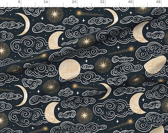 Könnte beinhalten: Ein dunkelblauer Stoff mit einem sich wiederholenden Muster aus weißen Wolken, Sichelmonden und goldenen Sternen. Das Design erinnert an einen Nachthimmel.