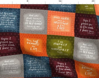 Könnte beinhalten: Ein farbenfroher Stoff mit Patchwork-Muster, der verschiedene Bibelverse zeigt. Der Stoff besteht aus neun Quadraten, jedes mit einem anderen Vers und einer anderen Hintergrundfarbe. Die Verse sind in einer weißen, handschriftlichen Schrift geschrieben. Der Stoff ist perfekt zum Quilten, für Bastelarbeiten und zur Dekoration des Hauses.