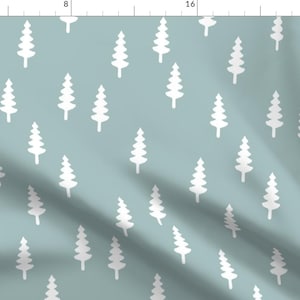 Puede incluir: Un patrón sin costuras con pinos estilizados blancos sobre un fondo azul claro.