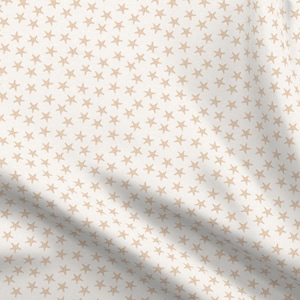 Pu&ograve; includere: Tessuto bianco con un motivo ripetitivo di piccole stelle beige.