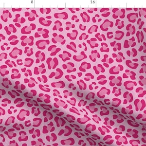 Peut inclure: Tissu à imprimé léopard rose. Le tissu présente un motif répété de taches rose foncé sur un fond rose clair. Les taches varient en taille et en forme, créant un design dynamique. Idéal pour divers projets de couture, mode ou décoration.