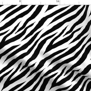 Peut inclure: Tissu à imprimé zèbre noir et blanc avec un motif diagonal.