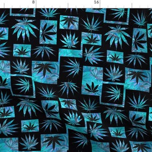 Puede incluir: Un patrón sin costuras con un diseño repetitivo de hojas de marihuana azul turquesa sobre un fondo negro. Las hojas están dispuestas en un patrón geométrico, creando un aspecto moderno y elegante.