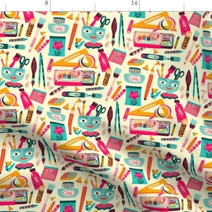 Puede incluir: Un patrón repetitivo colorido que presenta diversos materiales de arte, incluyendo pinceles, lápices, tijeras, reglas, pegamento y una cara caprichosa con un pincel como cabello. El fondo es amarillo claro.