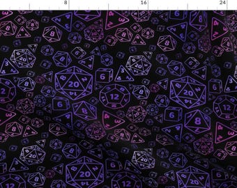 Könnte beinhalten: Ein schwarzer Hintergrund mit einem sich wiederholenden Muster aus weißen Würfeln mit violetten und rosafarbenen Verläufen. Die Würfel sind in verschiedenen Formen und Größen, wobei die Zahlen 12, 20, 6, 8 und 4 sichtbar sind.