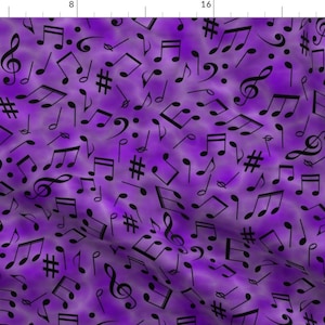 Puede incluir: Tela morada con un patrón repetido de notas musicales negras. Las notas incluyen claves de sol, negras, corcheas y sostenidos.