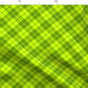Puede incluir: Una tela de cuadros verde y amarilla con un patrón diagonal. La tela está tejida con una textura sutil.