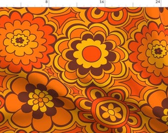 Może przedstawiać: Wzór bez szwów z retro designem z lat 70. z pomarańczowymi, żółtymi i brązowymi kwiatami. Wzór idealnie nadaje się do tkanin, tapet lub innych projektów dekoracyjnych.