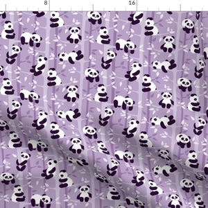 Panda Stoff - Pandawald von Heleenvanbuul - Flieder Lavendel China Wald Bambus Tiere Kinderzimmer Baumwollstoff Bulk Stock mit Löffelblume
