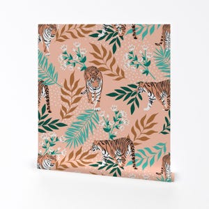 Papel tapiz de tigre tropical - Tigre siberiano de Juliabadeeva - Rollo de papel tapiz autoadhesivo extraíble con diseño de jungla de monstera rosa y verde de Spoonflower