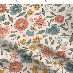 Könnte beinhalten: Ein Stoff mit einem sich wiederholenden Blumenmuster. Das Design zeigt stilisierte Blumen in Pfirsich, Blau, Gelb und Grün auf cremefarbenem Hintergrund. Die Blumen sind mit einem dunklen Stich versehen.