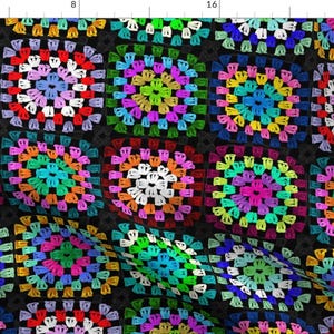 Peut inclure: Un tissu au crochet coloré avec un motif répétitif de carrés de grand-mère multicolores sur un fond noir.