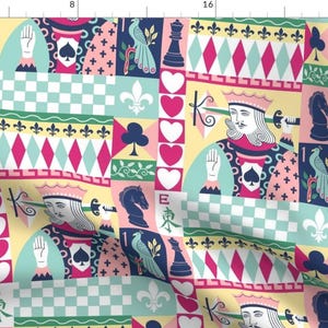 Może przedstawiać: Kolorowy wzór tkaniny z powtarzającym się wzorem kart do gry, pionków szachowych i motywów kwiatowych. Wzór zawiera króla pik, damę kier, konia, wieżę i pawia. Kolory to różowy, żółty, zielony, niebieski i biały.