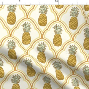 Op de afbeelding: Een naadloos patroon met gele ananas met groene toppen op een witte achtergrond. De ananas zijn gerangschikt in een herhalend patroon van bogen met gouden accenten.