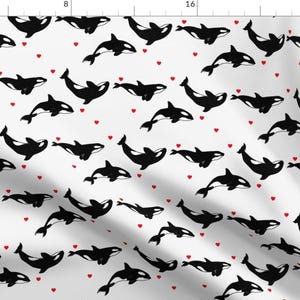 Puede incluir: Un fondo blanco con un patrón repetido de ballenas orcas negras y corazones rojos. Las orcas están en varias posiciones, algunas nadando, otras saltando y otras mirando en diferentes direcciones.