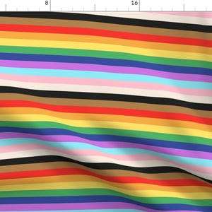 Puede incluir: Tela con un patrón repetitivo de rayas horizontales en un arcoíris de colores. Las rayas incluyen rojo, naranja, amarillo, verde, azul, morado, negro, marrón, rosa y blanco. Adecuado para ropa o decoración del hogar.