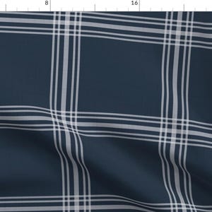 以下が含まれることがあります： 光沢のあるネイビーブルーとホワイトの格子柄の生地。生地は織り込まれた質感で、わずかにしわのある外観です。