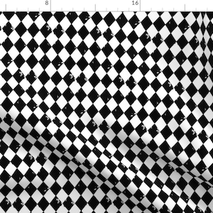 Könnte beinhalten: Schwarz-weißes Karomuster mit einem abgenutzten, Vintage-Look. Das Muster besteht aus Quadraten, die in einem diagonalen Muster angeordnet sind.