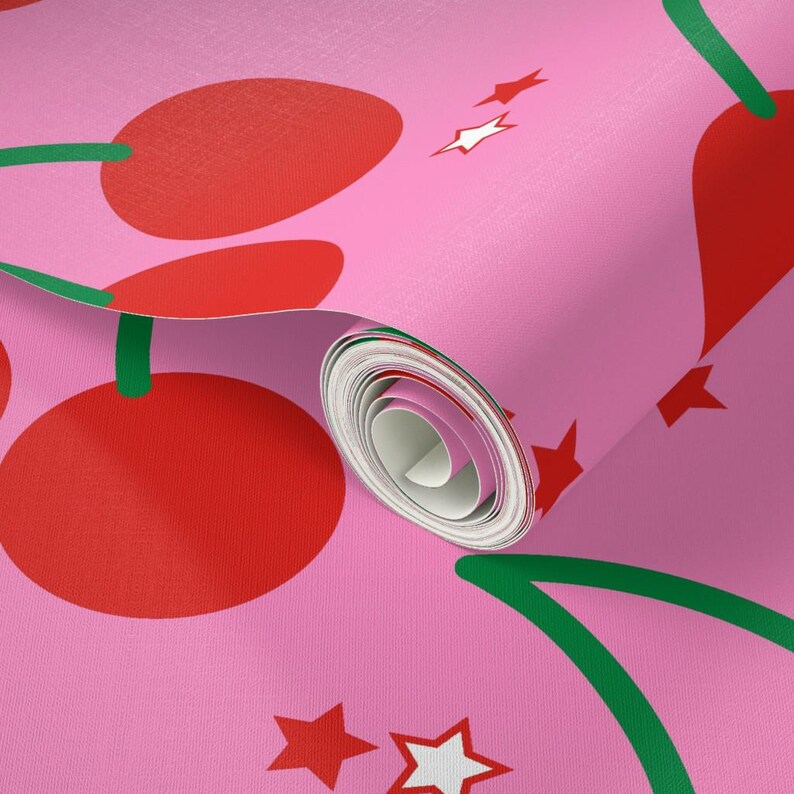 ピンクの壁紙 - Cherry Bomb by Circa78designs - Spoonflowerによるピンクのチェリー柄カスタムプリント剥がせる粘着壁紙ロール 画像 3