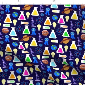 Puede incluir: Una tela azul marino con un patrón repetido de iconos con temática científica. Los iconos incluyen vasos de precipitados, bombillas, planetas, átomos, microscopios y cintas. Los iconos son de varios colores, incluyendo amarillo, verde, rosa, azul y blanco.
