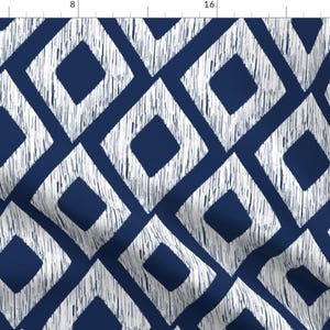 Puede incluir: Tela azul marino con un patrón de diamantes blancos. Los diamantes tienen una apariencia texturizada y desgastada, creando un contraste visual con el fondo azul liso. Adecuado para diversos proyectos de tela.