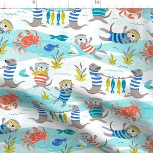 Peut inclure: Un motif sans couture représentant des loutres de dessin animé portant des chemises rayées bleues et blanches et tenant des ficelles de poissons. Les loutres nagent dans une eau turquoise avec des crabes rouges et des algues jaunes. Le fond est blanc avec une texture mouchetée.