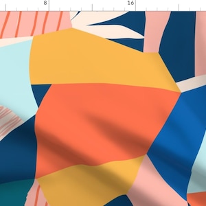 Pode incluir: Tecido de padrão geométrico abstrato com uma mistura de cores azuis, amarelas, laranjas, rosas e brancas. O tecido tem um design moderno e contemporâneo.