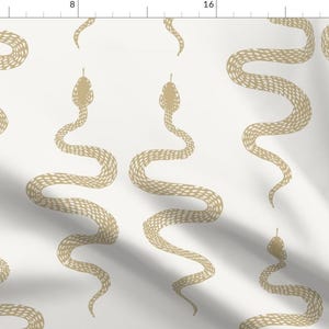 Puede incluir: Un patrón sin costuras que presenta un diseño repetido de serpientes beige sobre un fondo blanco. Las serpientes están estilizadas y tienen una apariencia texturizada.