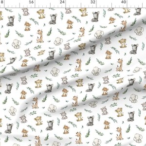 Könnte beinhalten: Ein weißer Stoff mit einem sich wiederholenden Muster aus Aquarell-Illustrationen verschiedener Tiere, darunter Giraffen, Elefanten und Löwen. Die Tiere sitzen alle und sind von grünen Blättern umgeben.