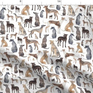 Könnte beinhalten: Ein nahtloses Muster mit Aquarell-Illustrationen von Windhunden in verschiedenen Posen. Die Hunde sind in Braun-, Grau- und Weißtönen dargestellt und schaffen ein skurriles und charmantes Design.