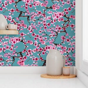 Japońska tapeta – Sakura Turquoise autorstwa Sveta Aho – Duża rolka samoprzylepnej tapety z motywem kwitnącej wiśni, zdejmowana, z motywem sadu, autorstwa Spoonflower zdjęcie 7