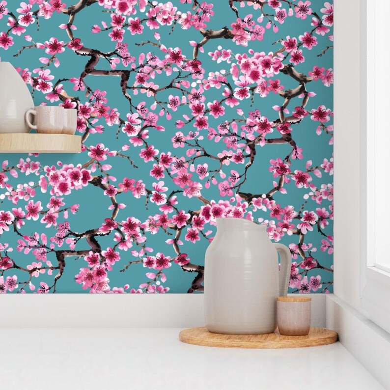 Japońska tapeta – Sakura Turquoise autorstwa Sveta Aho – Duża rolka samoprzylepnej tapety z motywem kwitnącej wiśni, zdejmowana, z motywem sadu, autorstwa Spoonflower zdjęcie 7
