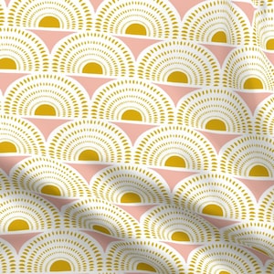 Op de afbeelding: Een naadloos patroon met een herhalend ontwerp van gele en roze halve cirkels. De halve cirkels zijn gemaakt van kleinere witte cirkels, waardoor een zonnestraleneffect ontstaat. Het patroon is perfect voor stoffen, behang of andere decoratieve projecten.