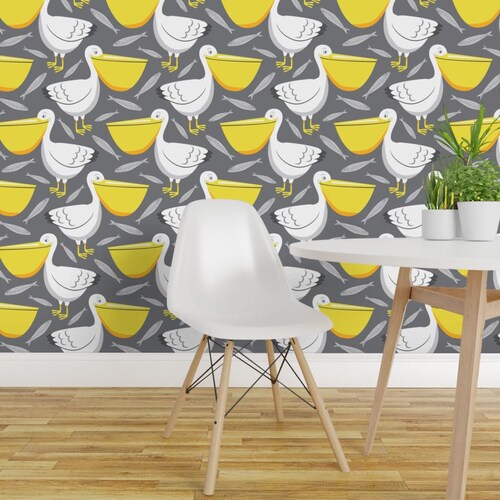 Papel pintado de pelícanos - Pelícanos felices de Lisa Kubenez - Papel pintado autoadhesivo removible con diseño náutico de aves marinas en tonos grises y amarillos de Spoonflower.