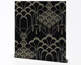 Könnte beinhalten: Schwarze und goldene Tapete mit einem Art-Deco-Muster aus überlappenden Bögen und Fächerformen.