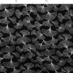 Puede incluir: Una tela negra con un patrón de hojas de ginkgo blanco. Las hojas están delineadas en blanco y están dispuestas en un patrón repetitivo.