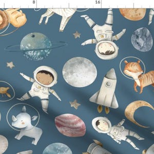 Puede incluir: Un patrón sin costuras que presenta una variedad de ilustraciones con temática espacial sobre un fondo azul. El patrón incluye astronautas, planetas, estrellas, cohetes y animales como una jirafa, un rinoceronte, un león y un tigre.