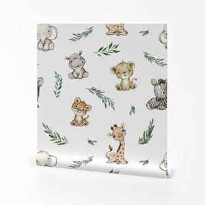 Op de afbeelding: Een naadloos patroon met een verscheidenheid aan schattige cartoondieren, waaronder een leeuw, een giraffe, een zebra, een olifant, een nijlpaard en een luipaard. De dieren zijn afgebeeld in aquarelstijl en zijn omringd door groene bladeren.