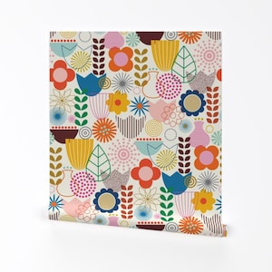 Puede incluir: Un papel tapiz con un patrón floral colorido sobre un fondo blanco. El patrón presenta flores estilizadas, hojas y formas geométricas en tonos de rojo, naranja, amarillo, verde, azul y rosa.