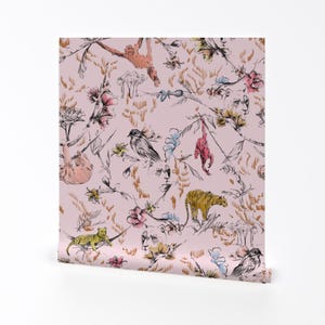 Könnte beinhalten: Rosa Tapete mit einem sich wiederholenden Muster aus Dschungeltieren, Blumen und Ranken. Zu den Tieren gehören ein Tiger, ein Faultier, ein Affe und Vögel. Die Blumen sind rosa, rot und gelb.