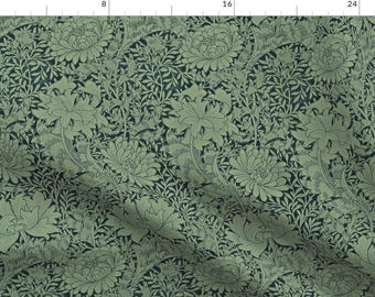 Pode incluir: Um tecido de padrão floral verde e branco com um desenho repetitivo de flores e folhas estilizadas. O tecido tem uma estética vintage e seria adequado para estofamento, cortinas ou outros projetos de decoração de interiores.