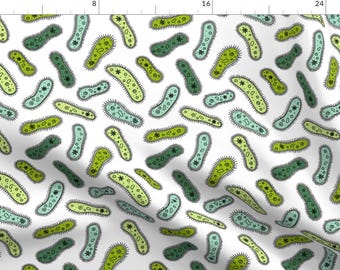 Op de afbeelding: Een witte achtergrond met een herhalend patroon van groene en lichtgroene bacteriën. De bacteriën zijn zwart omlijnd en hebben kleine zwarte details in het binnenste.