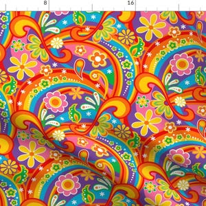 Może przedstawiać: Kolorowy, psychodeliczny wzór z tęczami, wirami i kwiatami w odcieniach pomarańczowego, żółtego, czerwonego, różowego, niebieskiego, zielonego i fioletowego.