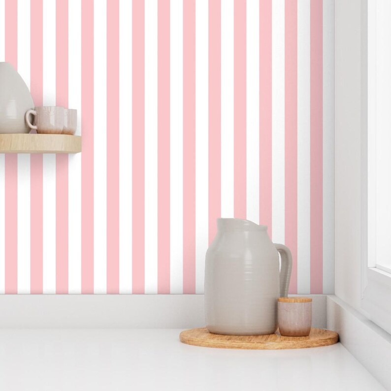 Gestreifte Tapete - Hellrosa Streifen By Thepinkhome - Rosa Individuell bedruckte, entfernbare, selbstklebende Tapetenrolle von Spoonflower Bild 7