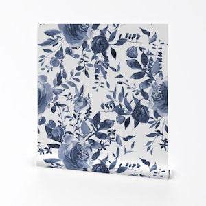 Papier peint à fleurs - Floral bleu et blanc 20 cm par Shopcabin - Rouleau de papier peint auto-adhésif amovible imprimé cottage chic personnalisé par Spoonflower