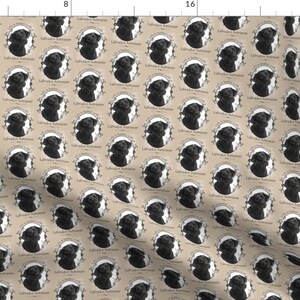 Könnte beinhalten: Ein nahtloses Muster mit einem schwarzen Labrador Retriever Hund in einem runden Rahmen mit dem Text "Labrador Retriever" auf beigefarbenem Hintergrund.