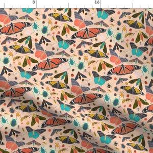 Könnte beinhalten: Ein nahtloses Muster mit einer Vielzahl von bunten Schmetterlingen und Insekten auf einem pfirsichfarbenen Hintergrund. Das Muster enthält Monarchfalter, Schwalbenschwanzfalter und andere Insekten wie Käfer und Motten.