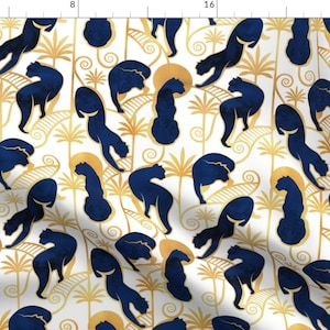 Puede incluir: Un patrón sin costuras que presenta siluetas de panteras negras en color azul marino sobre un fondo blanco. Las panteras están estilizadas y dispuestas en un patrón repetitivo. El fondo está acentuado con remolinos dorados y motivos de palmeras.