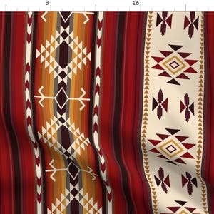 Puede incluir: Una tela con estampado geométrico rojo, blanco y marrón con un diseño del suroeste. La tela presenta un patrón repetitivo de triángulos, diamantes y rayas.